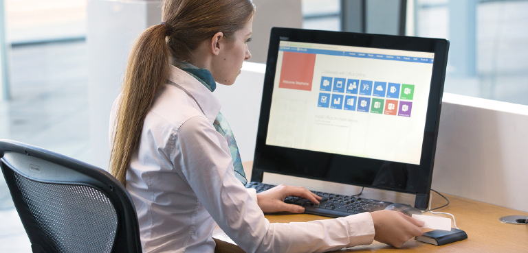 woman using HID OMNIKEY desktop reader